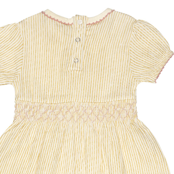 Dit prachtige Gold Glitter jurkje komt uit de All Collection van Frogs and Dogs en straalt pure elegantie uit. Het is uitgevoerd in de kleur Sheer Pink, een subtiele beige tint met een vleugje roze. De fijne gouden strepen, geweven met glinsterend gouddraad, geven het jurkje een sierlijke en feestelijke uitstraling.