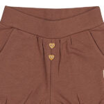 Deze schattige roodbruine - Burlwood- korte broek uit de Love Garden-collectie van Frogs and Dogs is een echte must-have. Gemaakt van zachte stof en uitgevoerd in een effen kleur, combineert dit broekje stijl en comfort moeiteloos.