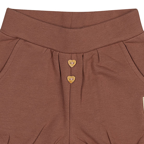 Deze schattige roodbruine - Burlwood- korte broek uit de Love Garden-collectie van Frogs and Dogs is een echte must-have. Gemaakt van zachte stof en uitgevoerd in een effen kleur, combineert dit broekje stijl en comfort moeiteloos.