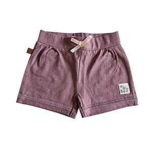 Dit schattige korte broekje, ook wel short, in de kleur Burlwoord komt uit de Summer Flowers-collectie van Frogs and Dogs. Het korte broekje heeft een zachte, effen tint en is gemaakt van comfortabel materiaal, perfect voor warme zomerdagen. De elastische tailleband biedt een fijne pasvorm en is afgewerkt met een roze strikje. Boven de zoom van het pijpje zit een leuk kanten randje verwerkt. Een perfecte mix van stijl en comfort voor een zomerse look!