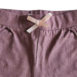 Dit schattige korte broekje, ook wel short, in de kleur Burlwoord komt uit de Summer Flowers-collectie van Frogs and Dogs. Het korte broekje heeft een zachte, effen tint en is gemaakt van comfortabel materiaal, perfect voor warme zomerdagen. De elastische tailleband biedt een fijne pasvorm en is afgewerkt met een roze strikje. Boven de zoom van het pijpje zit een leuk kanten randje verwerkt. Een perfecte mix van stijl en comfort voor een zomerse look!