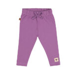 Deze schattige legging in de kleur Dusty Lavender komt uit de Summer Beautiful Hearts collectie van Frogs and Dogs. De legging heeft een comfortabele, elastische tailleband met een koordje in dezelfde kleur. Onderaan het pijpje is het logo subtiel gestikt – een stijlvol detail uit deze mooie collectie. De pijpjes zijn netjes afgewerkt met een zoom. Een ideale mix van stijl, comfort en zomerse flair!