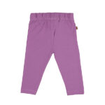 Deze schattige legging in de kleur Dusty Lavender komt uit de Summer Beautiful Hearts collectie van Frogs and Dogs. De legging heeft een comfortabele, elastische tailleband met een koordje in dezelfde kleur. Onderaan het pijpje is het logo subtiel gestikt – een stijlvol detail uit deze mooie collectie. De pijpjes zijn netjes afgewerkt met een zoom. Een ideale mix van stijl, comfort en zomerse flair!