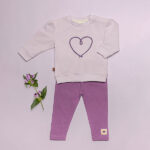 Deze schattige legging in de kleur Dusty Lavender komt uit de Summer Beautiful Hearts collectie van Frogs and Dogs. De legging heeft een comfortabele, elastische tailleband met een koordje in dezelfde kleur. Onderaan het pijpje is het logo subtiel gestikt – een stijlvol detail uit deze mooie collectie. De pijpjes zijn netjes afgewerkt met een zoom. Een ideale mix van stijl, comfort en zomerse flair!