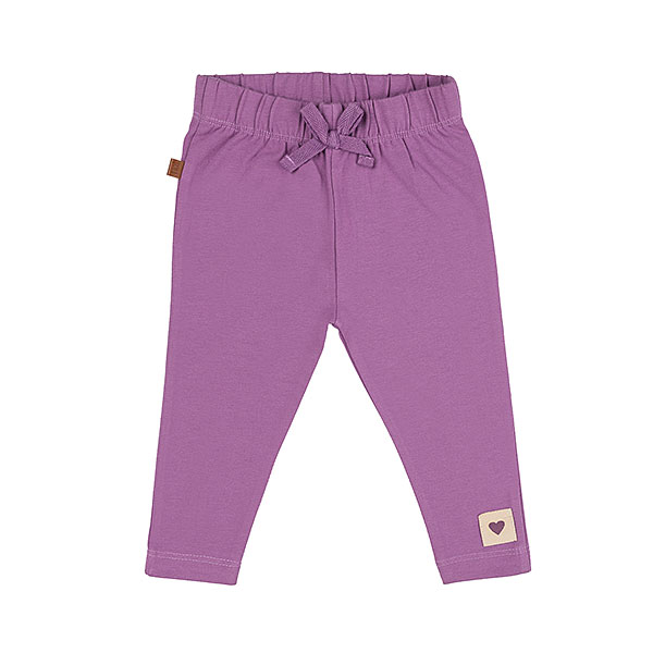Deze schattige legging in de kleur Dusty Lavender komt uit de Summer Beautiful Hearts collectie van Frogs and Dogs. De legging heeft een comfortabele, elastische tailleband met een koordje in dezelfde kleur. Onderaan het pijpje is het logo subtiel gestikt – een stijlvol detail uit deze mooie collectie. De pijpjes zijn netjes afgewerkt met een zoom. Een ideale mix van stijl, comfort en zomerse flair!