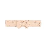 Dit leuke haarbandje in de kleur Pale Dogwood komt uit de collectie Love Garden van Frogs and Dogs. Dit haarbandje is van zacht katoen en heeft een overall print van bloemetjes. Dit haarbandje maakt de outfit van jouw kleine meid helemaal af! Je kunt hem eindeloos combineren met bijvoorbeeld een leuk even jurkje of shirtje. Dit haarbandje is one size en heeft aan de achterzijde elastiek. De strik zit vastgemaakt.
