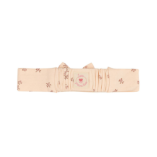 Dit leuke haarbandje in de kleur Pale Dogwood komt uit de collectie Love Garden van Frogs and Dogs. Dit haarbandje is van zacht katoen en heeft een overall print van bloemetjes. Dit haarbandje maakt de outfit van jouw kleine meid helemaal af! Je kunt hem eindeloos combineren met bijvoorbeeld een leuk even jurkje of shirtje. Dit haarbandje is one size en heeft aan de achterzijde elastiek. De strik zit vastgemaakt.