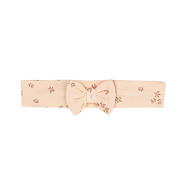 Dit leuke haarbandje in de kleur Pale Dogwood komt uit de collectie Love Garden van Frogs and Dogs. Dit haarbandje is van zacht katoen en heeft een overall print van bloemetjes. Dit haarbandje maakt de outfit van jouw kleine meid helemaal af! Je kunt hem eindeloos combineren met bijvoorbeeld een leuk even jurkje of shirtje. Dit haarbandje is one size en heeft aan de achterzijde elastiek. De strik zit vastgemaakt.