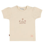 Dit lieve t-shirtje in de zachte tint Sheer Pink komt uit de Love Garden collectie van Frogs and Dogs. De kleur Sheer Pink is een subtiele beige tint met een vleugje roze. Op de voorzijde van het shirtje staat de tekst "Love Grown Here", met drie schattige bloemetjes. Tot en met maat 86 zitten er op de linkerschouder drukknoopjes, zodat het shirtje voor de kleintjes makkelijker aan- en uitgetrokken kan worden. De mouwtjes en onderkant zijn netjes omgezoomd, wat zorgt voor een mooie afwerking.