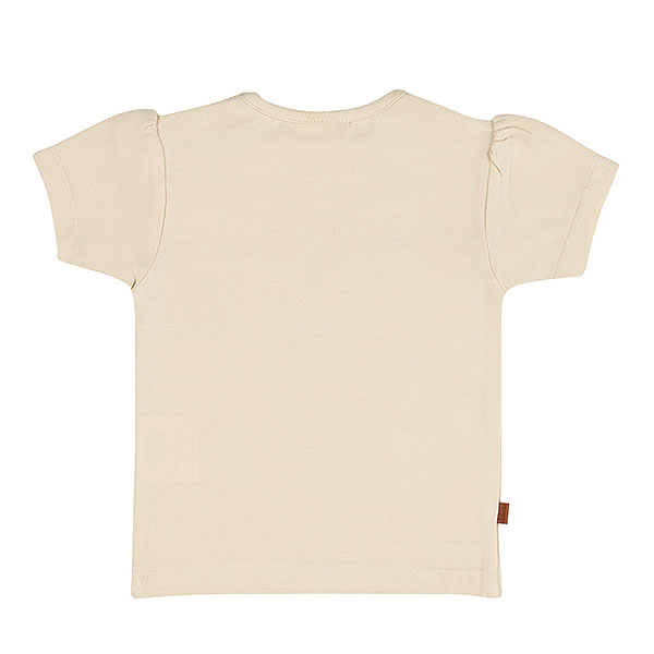 Dit lieve t-shirtje in de zachte tint Sheer Pink komt uit de Love Garden collectie van Frogs and Dogs. De kleur Sheer Pink is een subtiele beige tint met een vleugje roze. Op de voorzijde van het shirtje staat de tekst "Love Grown Here", met drie schattige bloemetjes. Tot en met maat 86 zitten er op de linkerschouder drukknoopjes, zodat het shirtje voor de kleintjes makkelijker aan- en uitgetrokken kan worden. De mouwtjes en onderkant zijn netjes omgezoomd, wat zorgt voor een mooie afwerking.