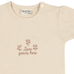 Dit lieve t-shirtje in de zachte tint Sheer Pink komt uit de Love Garden collectie van Frogs and Dogs. De kleur Sheer Pink is een subtiele beige tint met een vleugje roze. Op de voorzijde van het shirtje staat de tekst "Love Grown Here", met drie schattige bloemetjes. Tot en met maat 86 zitten er op de linkerschouder drukknoopjes, zodat het shirtje voor de kleintjes makkelijker aan- en uitgetrokken kan worden. De mouwtjes en onderkant zijn netjes omgezoomd, wat zorgt voor een mooie afwerking.