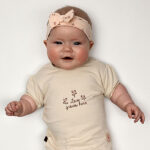 Dit lieve t-shirtje in de zachte tint Sheer Pink komt uit de Love Garden collectie van Frogs and Dogs. De kleur Sheer Pink is een subtiele beige tint met een vleugje roze. Op de voorzijde van het shirtje staat de tekst "Love Grown Here", met drie schattige bloemetjes. Tot en met maat 86 zitten er op de linkerschouder drukknoopjes, zodat het shirtje voor de kleintjes makkelijker aan- en uitgetrokken kan worden. De mouwtjes en onderkant zijn netjes omgezoomd, wat zorgt voor een mooie afwerking.