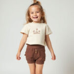 Dit lieve t-shirtje in de zachte tint Sheer Pink komt uit de Love Garden collectie van Frogs and Dogs. De kleur Sheer Pink is een subtiele beige tint met een vleugje roze. Op de voorzijde van het shirtje staat de tekst "Love Grown Here", met drie schattige bloemetjes. Tot en met maat 86 zitten er op de linkerschouder drukknoopjes, zodat het shirtje voor de kleintjes makkelijker aan- en uitgetrokken kan worden. De mouwtjes en onderkant zijn netjes omgezoomd, wat zorgt voor een mooie afwerking.