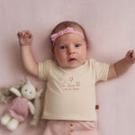 Dit lieve t-shirtje in de zachte tint Sheer Pink komt uit de Love Garden collectie van Frogs and Dogs. De kleur Sheer Pink is een subtiele beige tint met een vleugje roze. Op de voorzijde van het shirtje staat de tekst "Love Grown Here", met drie schattige bloemetjes. Tot en met maat 86 zitten er op de linkerschouder drukknoopjes, zodat het shirtje voor de kleintjes makkelijker aan- en uitgetrokken kan worden. De mouwtjes en onderkant zijn netjes omgezoomd, wat zorgt voor een mooie afwerking.