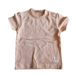 Dit lieve, zalmkleurige t-shirtje met korte mouwen komt uit de Love Garden collectie van Frogs and Dogs. Het t-shirtje is effen van kleur en de mouwtjes zijn speels gerimpeld aangezet. Op de schouder zit een handige drukknoopsluiting. De mouwtjes en onderkant zijn netjes omgezoomd, wat zorgt voor een verzorgde en stijlvolle afwerking.