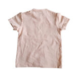 Dit lieve, zalmkleurige t-shirtje met korte mouwen komt uit de Love Garden collectie van Frogs and Dogs. Het t-shirtje is effen van kleur en de mouwtjes zijn speels gerimpeld aangezet. Op de schouder zit een handige drukknoopsluiting. De mouwtjes en onderkant zijn netjes omgezoomd, wat zorgt voor een verzorgde en stijlvolle afwerking.