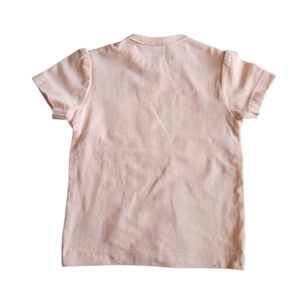 Dit lieve, zalmkleurige t-shirtje met korte mouwen komt uit de Love Garden collectie van Frogs and Dogs. Het t-shirtje is effen van kleur en de mouwtjes zijn speels gerimpeld aangezet. Op de schouder zit een handige drukknoopsluiting. De mouwtjes en onderkant zijn netjes omgezoomd, wat zorgt voor een verzorgde en stijlvolle afwerking.