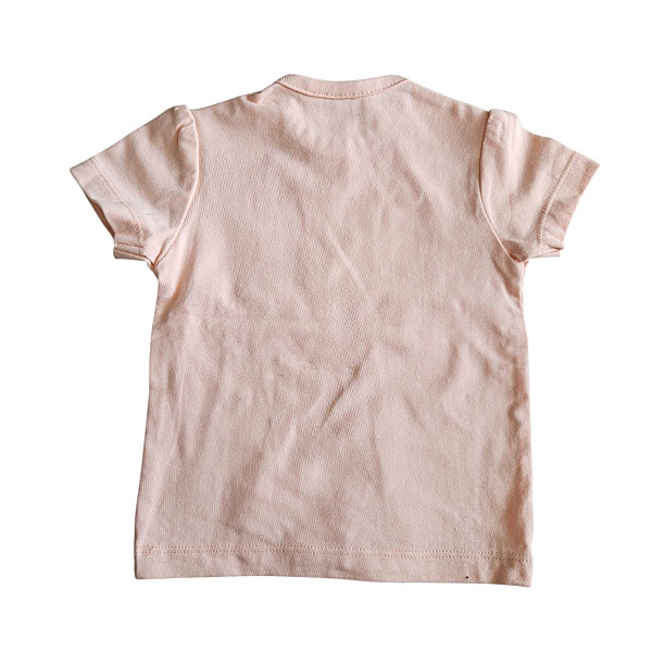 Dit lieve, zalmkleurige t-shirtje met korte mouwen komt uit de Love Garden collectie van Frogs and Dogs. Het t-shirtje is effen van kleur en de mouwtjes zijn speels gerimpeld aangezet. Op de schouder zit een handige drukknoopsluiting. De mouwtjes en onderkant zijn netjes omgezoomd, wat zorgt voor een verzorgde en stijlvolle afwerking.