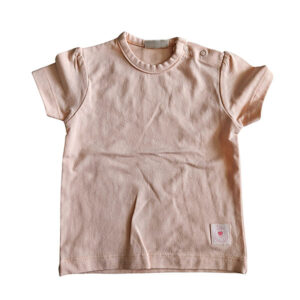 Dit lieve, zalmkleurige t-shirtje met korte mouwen komt uit de Love Garden collectie van Frogs and Dogs. Het t-shirtje is effen van kleur en de mouwtjes zijn speels gerimpeld aangezet. Op de schouder zit een handige drukknoopsluiting. De mouwtjes en onderkant zijn netjes omgezoomd, wat zorgt voor een verzorgde en stijlvolle afwerking.