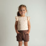 Deze schattige roodbruine - Burlwood- korte broek uit de Love Garden-collectie van Frogs and Dogs is een echte must-have. Gemaakt van zachte stof en uitgevoerd in een effen kleur, combineert dit broekje stijl en comfort moeiteloos.