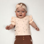 Deze schattige roodbruine - Burlwood- korte broek uit de Love Garden-collectie van Frogs and Dogs is een echte must-have. Gemaakt van zachte stof en uitgevoerd in een effen kleur, combineert dit broekje stijl en comfort moeiteloos.