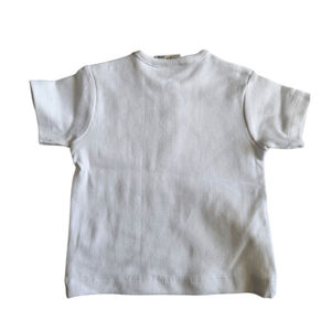 Dit lieve, witte t-shirtje met korte mouwen komt uit de Love Garden collectie van Frogs and Dogs. Het t-shirtje is effen van kleur en is gemaakt van fijne ribstof. Het t-shirtje heeft op de voorzijde een siersluiting met drie knoopjes in de vorm van een hartje. Op de schouder zit een handige drukknoopsluiting. De mouwtjes en onderkant zijn netjes omgezoomd, wat zorgt voor een verzorgde en stijlvolle afwerking.