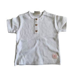 Dit lieve, witte t-shirtje met korte mouwen komt uit de Love Garden collectie van Frogs and Dogs. Het t-shirtje is effen van kleur en is gemaakt van fijne ribstof. Het t-shirtje heeft op de voorzijde een siersluiting met drie knoopjes in de vorm van een hartje. Op de schouder zit een handige drukknoopsluiting. De mouwtjes en onderkant zijn netjes omgezoomd, wat zorgt voor een verzorgde en stijlvolle afwerking.