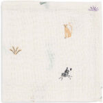 Dit leuke design Jungle Jambo komt uit de collectie van Jollein. Deze hydrofiele monddoekjes in het Jungle Jambo thema zijn onwijs schattig en perfect om snoetjes schoon en fris te houden. De leuke print met cheetah's, zebra's en girafjes in vrolijke kleurtjes maken deze monddoekjes helemaal leuk. Met een 3-pack als deze, grijp je nooit mis! Hydrofiele monddoekjes onderscheiden zich van andere monddoekjes omdat ze goed zijn in het vasthouden van vocht en ook zacht blijven wanneer ze vochtig zijn.