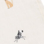 Dit leuke design Jungle Jambo komt uit de collectie van Jollein. Deze hydrofiele monddoekjes in het Jungle Jambo thema zijn onwijs schattig en perfect om snoetjes schoon en fris te houden. De leuke print met cheetah's, zebra's en girafjes in vrolijke kleurtjes maken deze monddoekjes helemaal leuk. Met een 3-pack als deze, grijp je nooit mis! Hydrofiele monddoekjes onderscheiden zich van andere monddoekjes omdat ze goed zijn in het vasthouden van vocht en ook zacht blijven wanneer ze vochtig zijn.