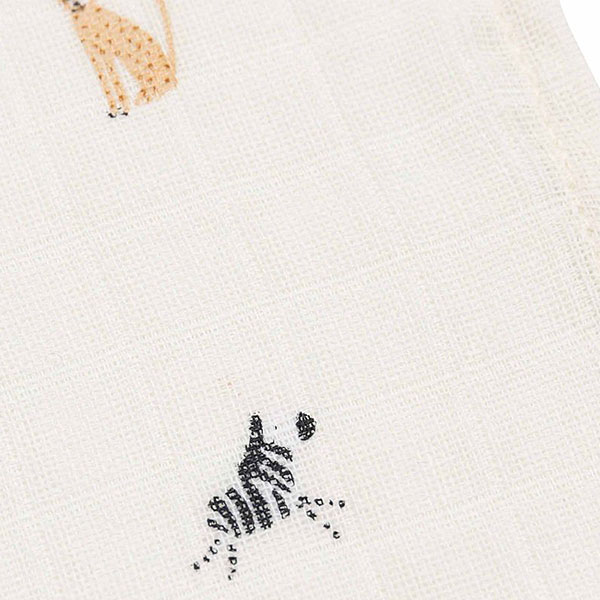 Dit leuke design Jungle Jambo komt uit de collectie van Jollein. Deze hydrofiele monddoekjes in het Jungle Jambo thema zijn onwijs schattig en perfect om snoetjes schoon en fris te houden. De leuke print met cheetah's, zebra's en girafjes in vrolijke kleurtjes maken deze monddoekjes helemaal leuk. Met een 3-pack als deze, grijp je nooit mis! Hydrofiele monddoekjes onderscheiden zich van andere monddoekjes omdat ze goed zijn in het vasthouden van vocht en ook zacht blijven wanneer ze vochtig zijn.