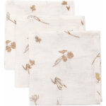 Dit leuke design Riverside komt uit de collectie van Jollein. Deze hydrofiele monddoekjes in het Riverside thema met eendjes, konijnen en riverside plantjes, zijn onwijs schattig en perfect om snoetjes schoon en fris te houden. Deze monddoekjes komen in een 3-pack, zo heb jij altijd genoeg! Hydrofiele monddoekjes onderscheiden zich van andere monddoekjes omdat ze goed zijn in het vasthouden van vocht en ook zacht blijven wanneer ze vochtig zijn.