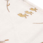 Dit leuke design Riverside komt uit de collectie van Jollein. Deze hydrofiele monddoekjes in het Riverside thema met eendjes, konijnen en riverside plantjes, zijn onwijs schattig en perfect om snoetjes schoon en fris te houden. Deze monddoekjes komen in een 3-pack, zo heb jij altijd genoeg! Hydrofiele monddoekjes onderscheiden zich van andere monddoekjes omdat ze goed zijn in het vasthouden van vocht en ook zacht blijven wanneer ze vochtig zijn.