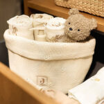 Dit leuke design Riverside komt uit de collectie van Jollein. Deze hydrofiele monddoekjes in het Riverside thema met eendjes, konijnen en riverside plantjes, zijn onwijs schattig en perfect om snoetjes schoon en fris te houden. Deze monddoekjes komen in een 3-pack, zo heb jij altijd genoeg! Hydrofiele monddoekjes onderscheiden zich van andere monddoekjes omdat ze goed zijn in het vasthouden van vocht en ook zacht blijven wanneer ze vochtig zijn.