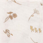 Dit leuke design Riverside komt uit de collectie van Jollein. Deze hydrofiele monddoekjes in het Riverside thema met eendjes, konijnen en riverside plantjes, zijn onwijs schattig en perfect om snoetjes schoon en fris te houden. Deze monddoekjes komen in een 3-pack, zo heb jij altijd genoeg! Hydrofiele monddoekjes onderscheiden zich van andere monddoekjes omdat ze goed zijn in het vasthouden van vocht en ook zacht blijven wanneer ze vochtig zijn.