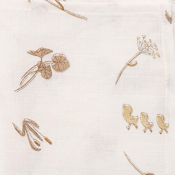 Dit leuke design Riverside komt uit de collectie van Jollein. Deze hydrofiele monddoekjes in het Riverside thema met eendjes, konijnen en riverside plantjes, zijn onwijs schattig en perfect om snoetjes schoon en fris te houden. Deze monddoekjes komen in een 3-pack, zo heb jij altijd genoeg! Hydrofiele monddoekjes onderscheiden zich van andere monddoekjes omdat ze goed zijn in het vasthouden van vocht en ook zacht blijven wanneer ze vochtig zijn.