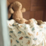 Deze heerlijke multidoeken Roarsome komen uit de collectie van Jollein. De doeken hebben een ecru kleur met een vrolijke print van verschillende dino’s in diverse kleuren. Met een afmeting van 70 x 70 cm zijn deze hydrofiele doeken multifunctioneel en onmisbaar in de babyuitzet.