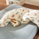 Deze heerlijke multidoeken Roarsome komen uit de collectie van Jollein. De doeken hebben een ecru kleur met een vrolijke print van verschillende dino’s in diverse kleuren. Met een afmeting van 70 x 70 cm zijn deze hydrofiele doeken multifunctioneel en onmisbaar in de babyuitzet.