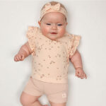 Deze schattige roze korte broek uit de Love Garden-collectie van Frogs and Dogs is een must-have voor elke garderobe. Gemaakt van zachte ribstof en uitgevoerd in een effen kleur, biedt dit broekje zowel stijl als comfort. De elastische tailleband zorgt voor een perfecte pasvorm, terwijl de twee sierknoopjes in hartvorm aan de voorkant een speelse touch toevoegen. De broekspijpjes zijn netjes omgezoomd voor een mooie afwerking.