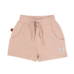 Dit schattige korte broekje of short in de kleur Rose Smoke komt uit de Summer Flowers collectie van Frogs and Dogs. Het broekje heeft een zachte, effen kleur en is gemaakt van een comfortabel materiaal dat perfect is voor warme zomerdagen. De elastische tailleband zorgt voor een fijne pasvorm en is voorzien van een stijlvol roze koord om de taille naar wens aan te passen. Daarnaast heeft het broekje twee handige steekzakjes aan de voorkant, ideaal om kleine spulletjes in mee te nemen. Een perfecte mix van stijl en comfort voor een zomerse look!