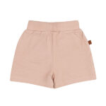 Dit schattige korte broekje of short in de kleur Rose Smoke komt uit de Summer Flowers collectie van Frogs and Dogs. Het broekje heeft een zachte, effen kleur en is gemaakt van een comfortabel materiaal dat perfect is voor warme zomerdagen. De elastische tailleband zorgt voor een fijne pasvorm en is voorzien van een stijlvol roze koord om de taille naar wens aan te passen. Daarnaast heeft het broekje twee handige steekzakjes aan de voorkant, ideaal om kleine spulletjes in mee te nemen. Een perfecte mix van stijl en comfort voor een zomerse look!