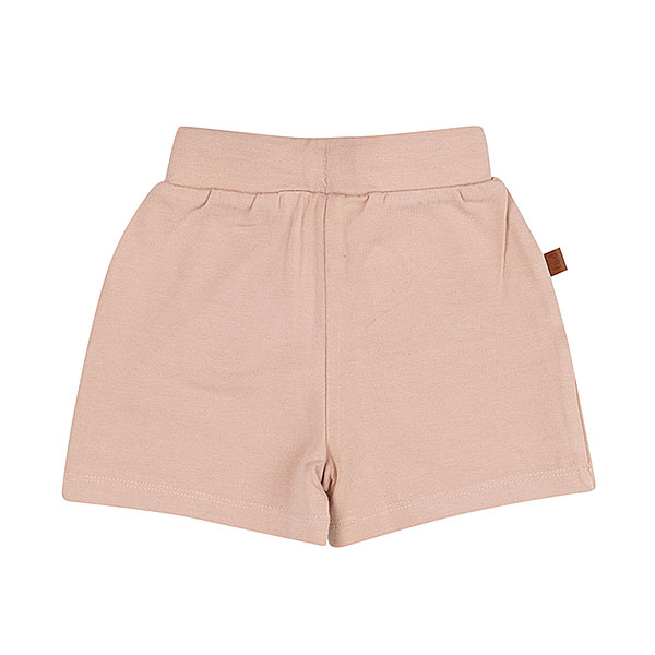 Dit schattige korte broekje of short in de kleur Rose Smoke komt uit de Summer Flowers collectie van Frogs and Dogs. Het broekje heeft een zachte, effen kleur en is gemaakt van een comfortabel materiaal dat perfect is voor warme zomerdagen. De elastische tailleband zorgt voor een fijne pasvorm en is voorzien van een stijlvol roze koord om de taille naar wens aan te passen. Daarnaast heeft het broekje twee handige steekzakjes aan de voorkant, ideaal om kleine spulletjes in mee te nemen. Een perfecte mix van stijl en comfort voor een zomerse look!
