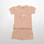 Dit schattige korte broekje of short in de kleur Rose Smoke komt uit de Summer Flowers collectie van Frogs and Dogs. Het broekje heeft een zachte, effen kleur en is gemaakt van een comfortabel materiaal dat perfect is voor warme zomerdagen. De elastische tailleband zorgt voor een fijne pasvorm en is voorzien van een stijlvol roze koord om de taille naar wens aan te passen. Daarnaast heeft het broekje twee handige steekzakjes aan de voorkant, ideaal om kleine spulletjes in mee te nemen. Een perfecte mix van stijl en comfort voor een zomerse look!