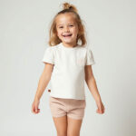 Dit schattige korte broekje of short in de kleur Rose Smoke komt uit de Summer Flowers collectie van Frogs and Dogs. Het broekje heeft een zachte, effen kleur en is gemaakt van een comfortabel materiaal dat perfect is voor warme zomerdagen. De elastische tailleband zorgt voor een fijne pasvorm en is voorzien van een stijlvol roze koord om de taille naar wens aan te passen. Daarnaast heeft het broekje twee handige steekzakjes aan de voorkant, ideaal om kleine spulletjes in mee te nemen. Een perfecte mix van stijl en comfort voor een zomerse look!