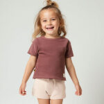 Dit schattige korte broekje of short in de kleur Rose Smoke komt uit de Summer Flowers collectie van Frogs and Dogs. Het broekje heeft een zachte, effen kleur en is gemaakt van een comfortabel materiaal dat perfect is voor warme zomerdagen. De elastische tailleband zorgt voor een fijne pasvorm en is voorzien van een stijlvol roze koord om de taille naar wens aan te passen. Daarnaast heeft het broekje twee handige steekzakjes aan de voorkant, ideaal om kleine spulletjes in mee te nemen. Een perfecte mix van stijl en comfort voor een zomerse look!