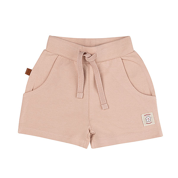 Dit schattige korte broekje of short in de kleur Rose Smoke komt uit de Summer Flowers collectie van Frogs and Dogs. Het broekje heeft een zachte, effen kleur en is gemaakt van een comfortabel materiaal dat perfect is voor warme zomerdagen. De elastische tailleband zorgt voor een fijne pasvorm en is voorzien van een stijlvol roze koord om de taille naar wens aan te passen. Daarnaast heeft het broekje twee handige steekzakjes aan de voorkant, ideaal om kleine spulletjes in mee te nemen. Een perfecte mix van stijl en comfort voor een zomerse look!