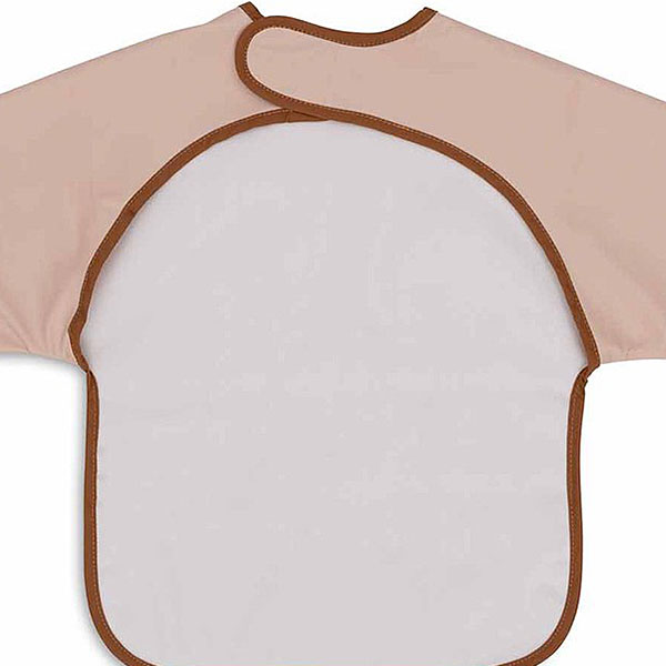 Deze roze slab met mouwen Peekaboo uit de collectie van Jollein is fantastisch! Het is een soort schortje dat de kleertjes van jouw baby of dreumes extra goed beschermt dankzij de mouwtjes. En waarom zit er aan de onderkant een dubbele laag stof? Daar is over nagedacht! Tijdens het zelfstandig eten kan er gemakkelijk voedsel langs het kinnetje op de slab druipen.