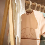 Deze roze slab met mouwen Peekaboo uit de collectie van Jollein is fantastisch! Het is een soort schortje dat de kleertjes van jouw baby of dreumes extra goed beschermt dankzij de mouwtjes. En waarom zit er aan de onderkant een dubbele laag stof? Daar is over nagedacht! Tijdens het zelfstandig eten kan er gemakkelijk voedsel langs het kinnetje op de slab druipen.