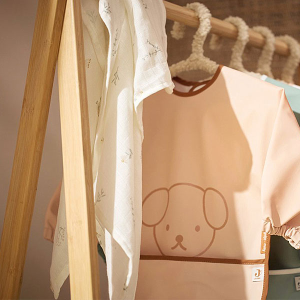 Deze roze slab met mouwen Peekaboo uit de collectie van Jollein is fantastisch! Het is een soort schortje dat de kleertjes van jouw baby of dreumes extra goed beschermt dankzij de mouwtjes. En waarom zit er aan de onderkant een dubbele laag stof? Daar is over nagedacht! Tijdens het zelfstandig eten kan er gemakkelijk voedsel langs het kinnetje op de slab druipen.