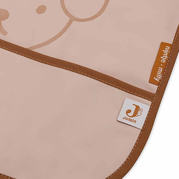 Deze roze slab met mouwen Peekaboo uit de collectie van Jollein is fantastisch! Het is een soort schortje dat de kleertjes van jouw baby of dreumes extra goed beschermt dankzij de mouwtjes. En waarom zit er aan de onderkant een dubbele laag stof? Daar is over nagedacht! Tijdens het zelfstandig eten kan er gemakkelijk voedsel langs het kinnetje op de slab druipen.