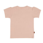 Dit lieve t-shirtje Bloom in de zachte tint Rose Smoke komt uit de Summer Flowers collectie van Frogs and Dogs. Op de voorkant prijkt een schattige print van drie bloemetjes, wat het shirtje een speelse en zomerse uitstraling geeft.